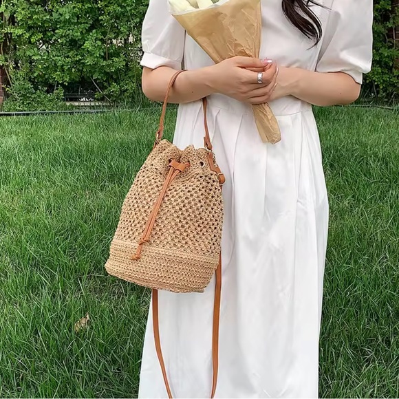 Elegant Tan Woven Crossbody Bag - Picture 2 of 5